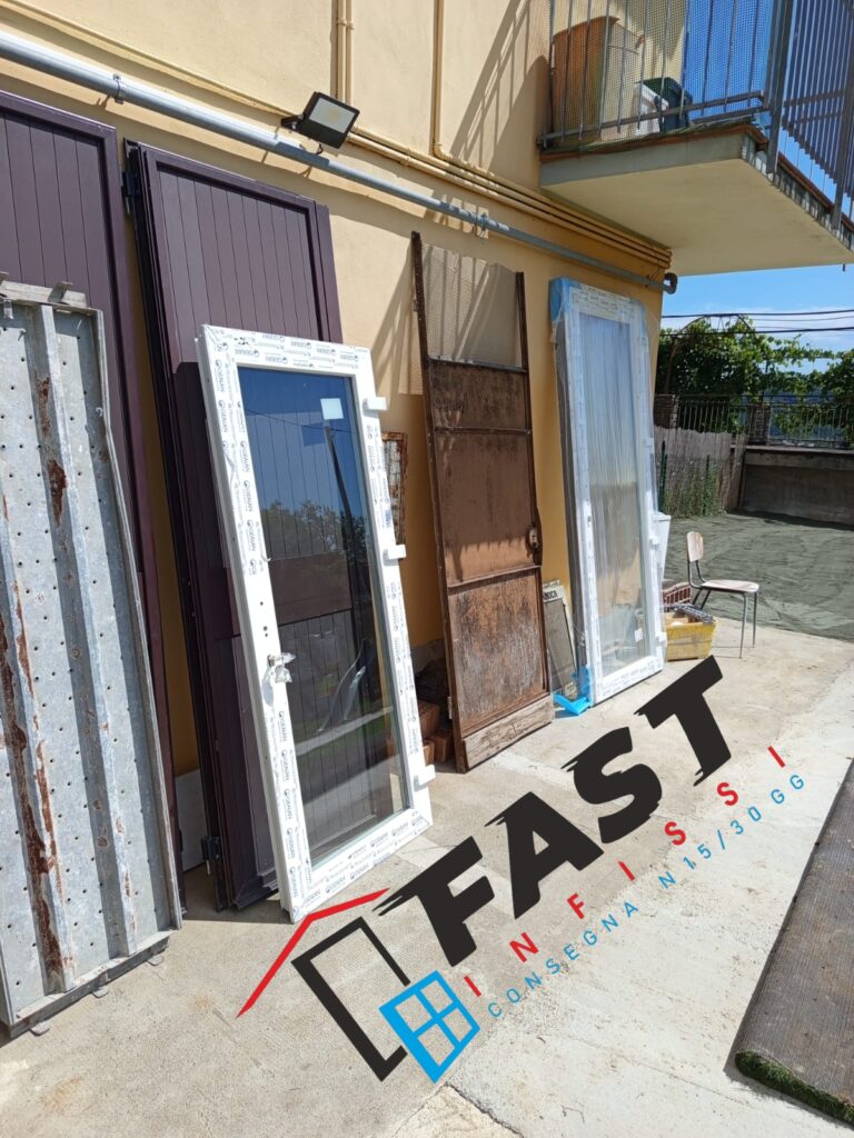 Fornitura e messa in opera di nuovi infissi in PVC triplo vetro e panelli bianchi La Spezia