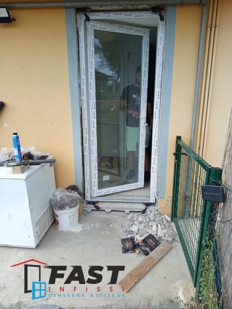 Fornitura e messa in opera di nuovi infissi in PVC triplo vetro e panelli bianchi La Spezia