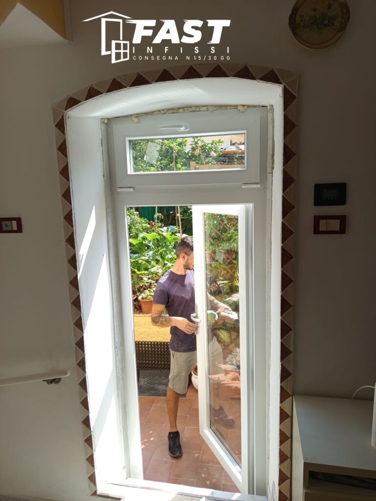 Porta finestra bicolore con vetro antisfondamento dentro e fuori e serratura multipunto San Terenzo