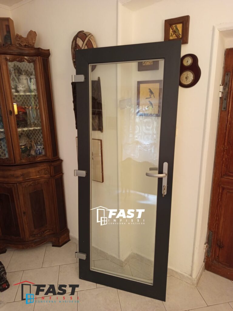 Porta finestra bicolore con vetro antisfondamento dentro e fuori e serratura multipunto San Terenzo