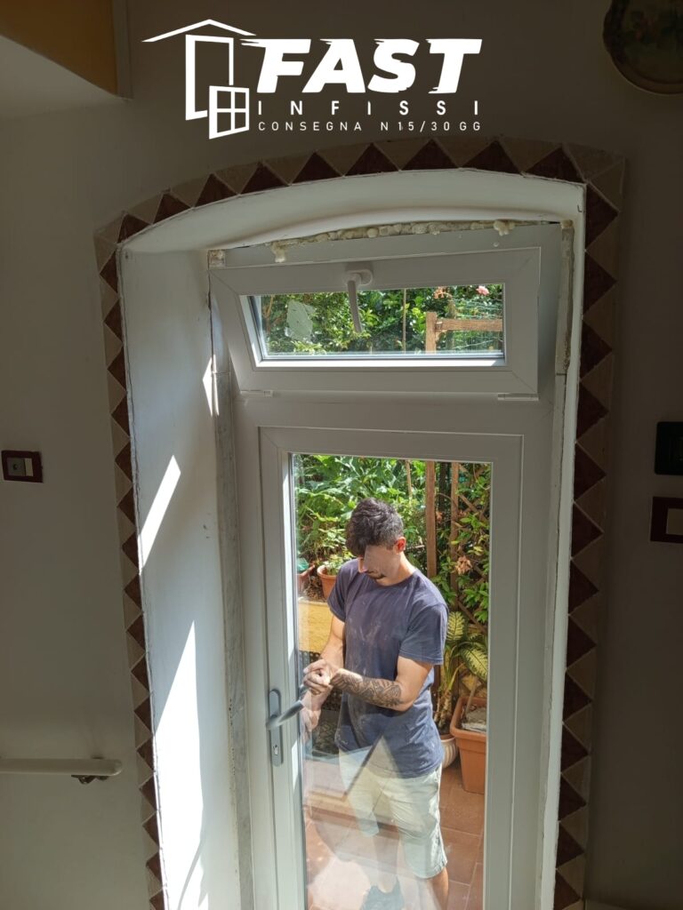 Porta finestra bicolore con vetro antisfondamento dentro e fuori e serratura multipunto San Terenzo