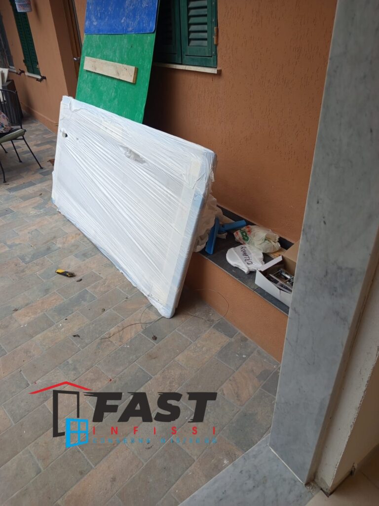 Fornitura e posa in opera di nuovi infissi in PVC profilo bicolore con doppio vetro Vernazza Sp