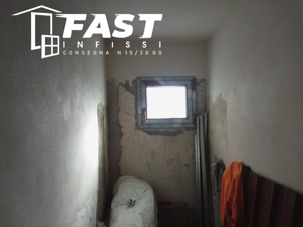 Sostituzione di nuovi infissi in PVC di nuova generazione doppio vetro antisfondamento dentro e fuori,color legno Sarzana