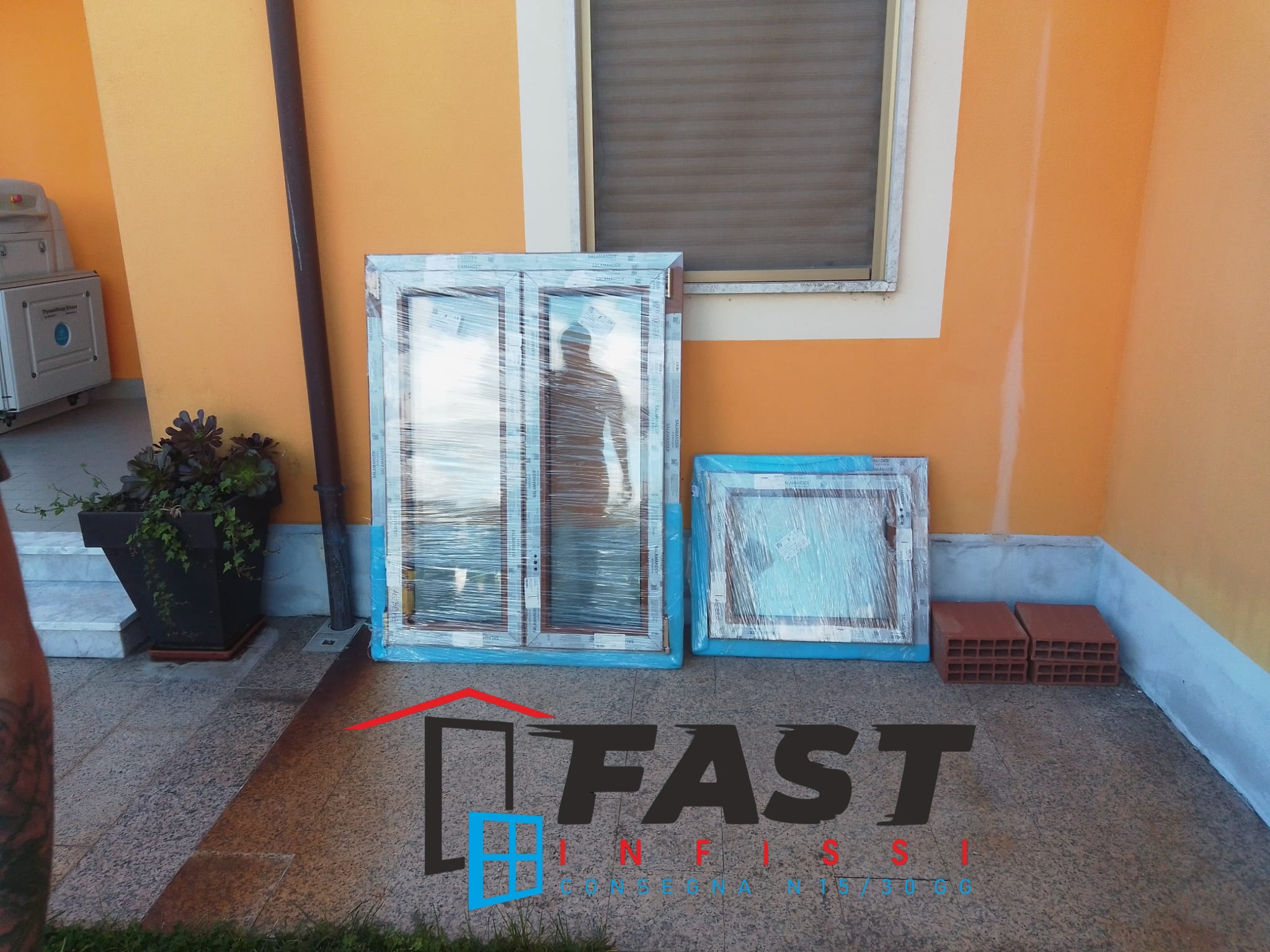 Sostituzione di nuovi infissi in PVC di nuova generazione doppio vetro antisfondamento dentro e fuori,color legno Sarzana