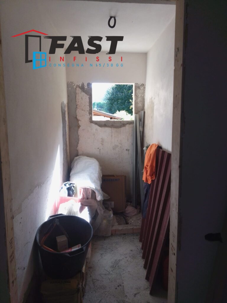 Sostituzione di nuovi infissi in PVC di nuova generazione doppio vetro antisfondamento dentro e fuori,color legno Sarzana