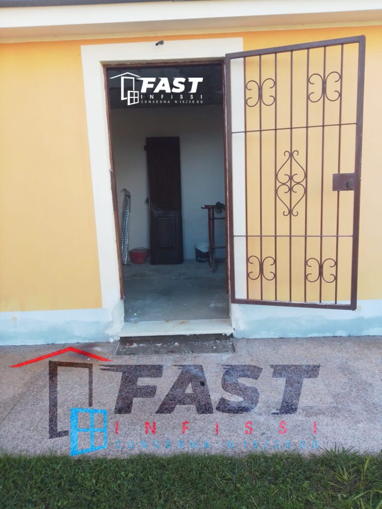 Sostituzione di nuovi infissi in PVC di nuova generazione doppio vetro antisfondamento dentro e fuori,color legno Sarzana