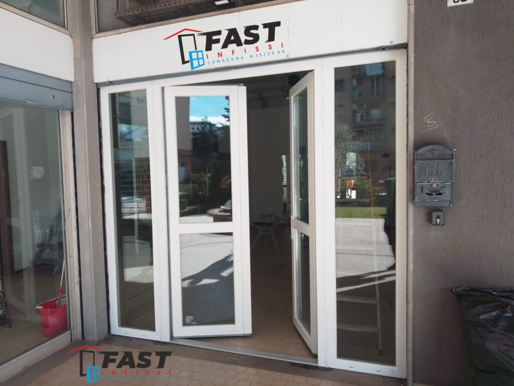 Sostituzione serramenti in PVC doppio vetro antisfondamento dentro e fuori con serratura elettrica, negozio La Spezia
