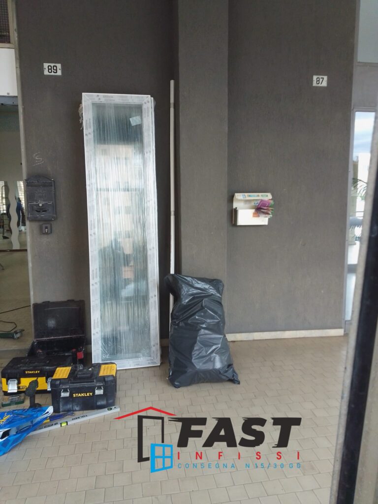 Sostituzione serramenti in PVC doppio vetro antisfondamento dentro e fuori con serratura elettrica, negozio La Spezia
