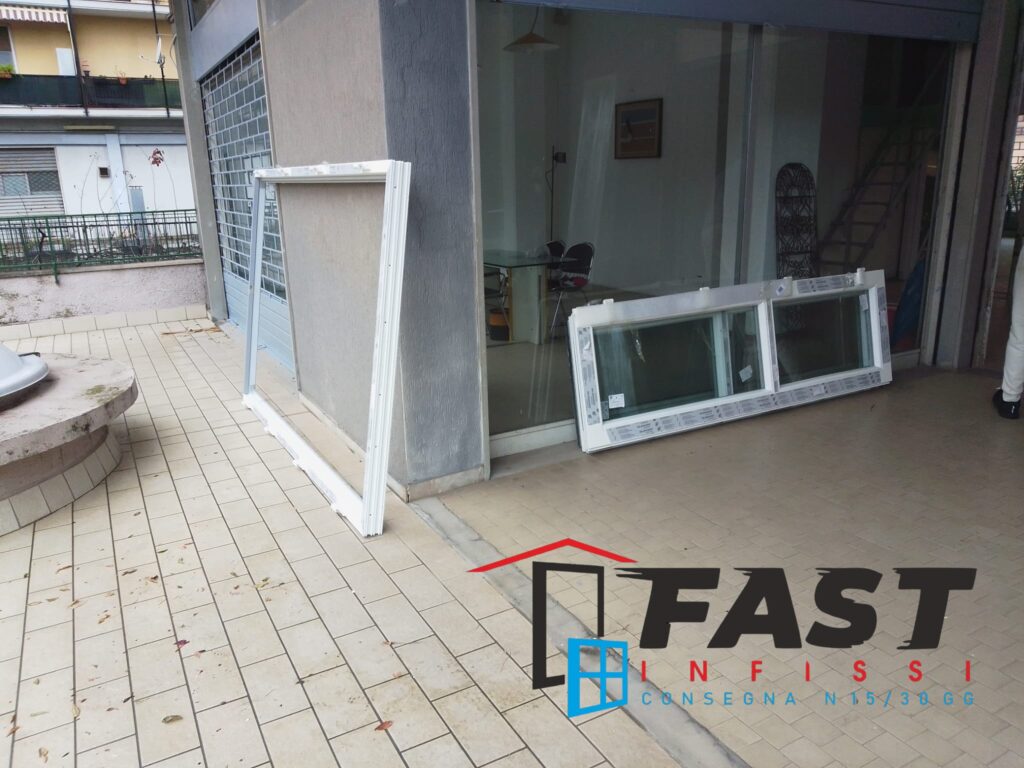 Sostituzione serramenti in PVC doppio vetro antisfondamento dentro e fuori con serratura elettrica, negozio La Spezia