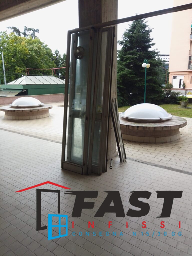 Sostituzione serramenti in PVC doppio vetro antisfondamento dentro e fuori con serratura elettrica, negozio La Spezia