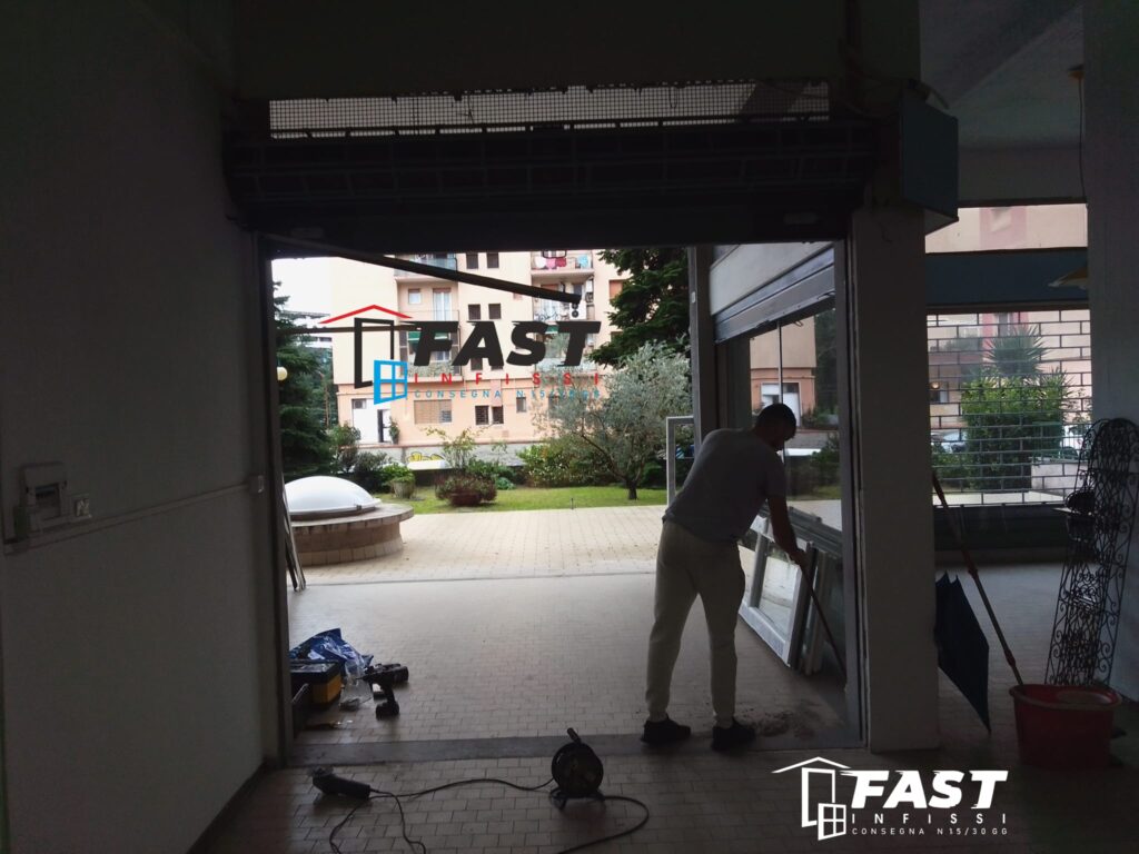 Sostituzione serramenti in PVC doppio vetro antisfondamento dentro e fuori con serratura elettrica, negozio La Spezia