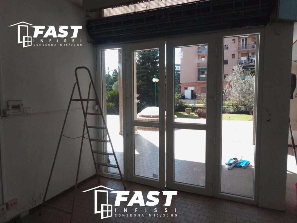 Sostituzione serramenti in PVC doppio vetro antisfondamento dentro e fuori con serratura elettrica, negozio La Spezia