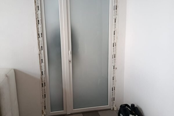 Fornitura e installazione di nuovi infissi in PVC doppio vetro satinato con serratura multipunto a 11 punti a La Spezia