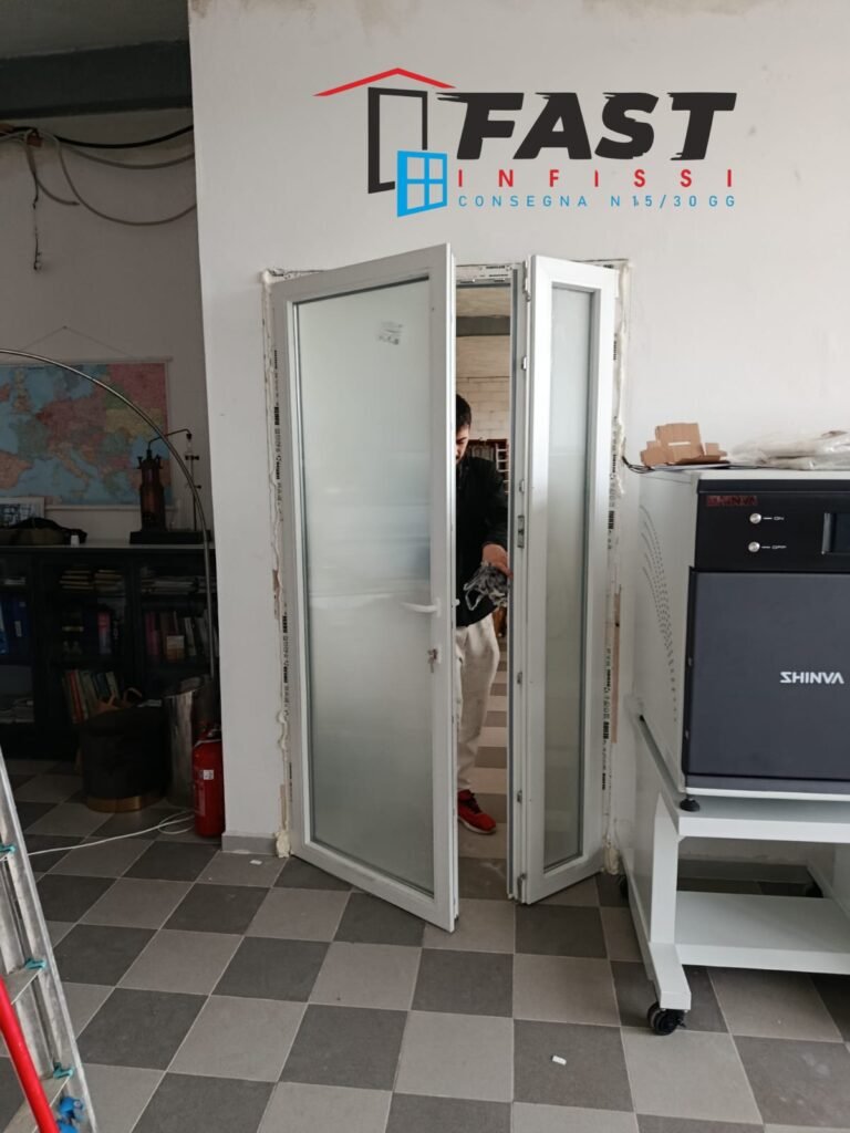 Fornitura e installazione di nuovi infissi in PVC doppio vetro satinato con serratura multipunto a 11 punti a La Spezia