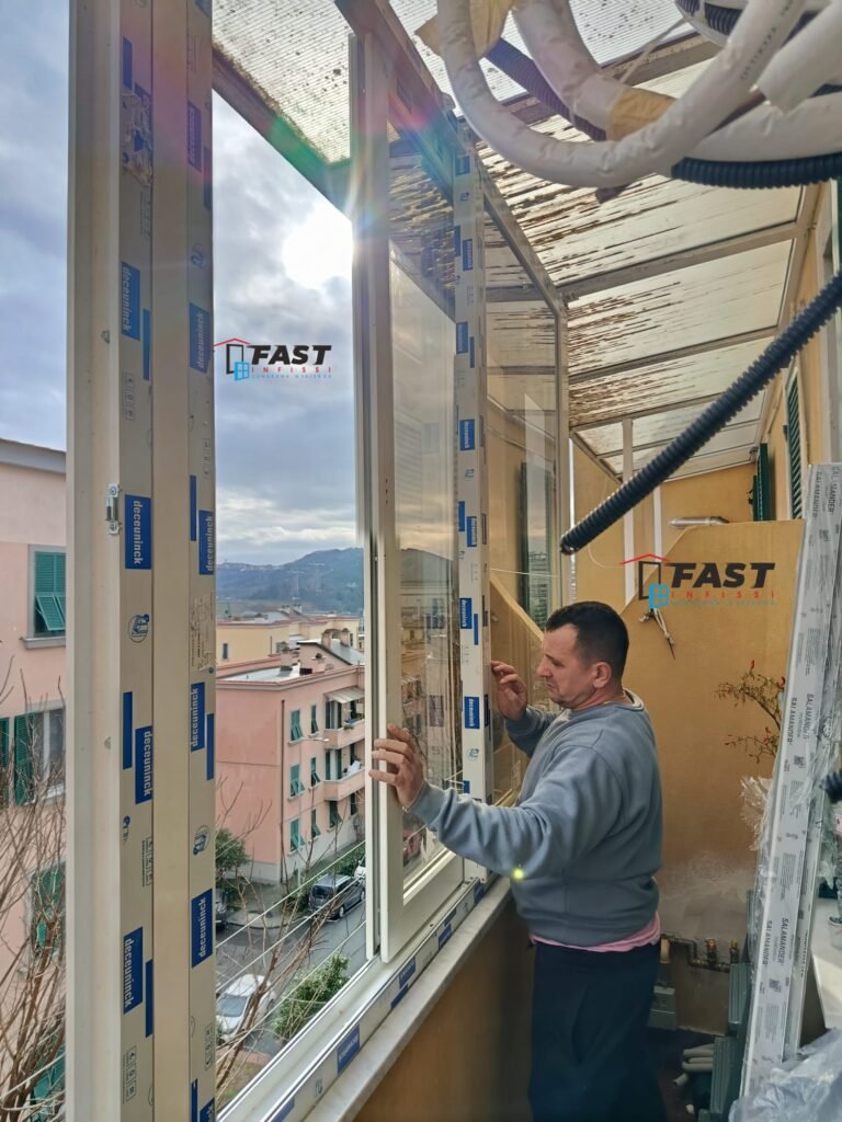 Fornitura e installazione infissi in PVC doppio vetro riflessivo per chiusura terrazzo a La Spezia