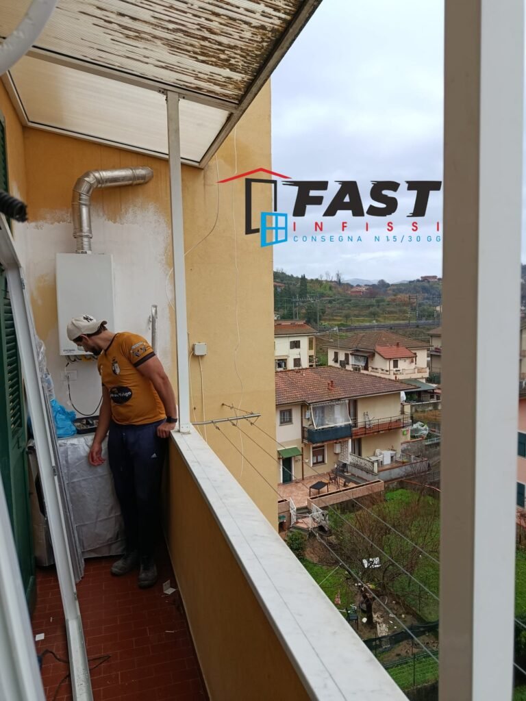Fornitura e installazione infissi in PVC doppio vetro riflessivo per chiusura terrazzo a La Spezia