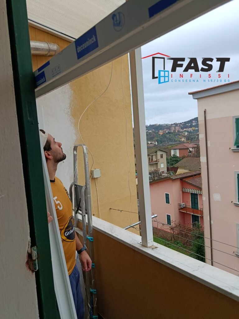 Fornitura e installazione infissi in PVC doppio vetro riflessivo per chiusura terrazzo a La Spezia