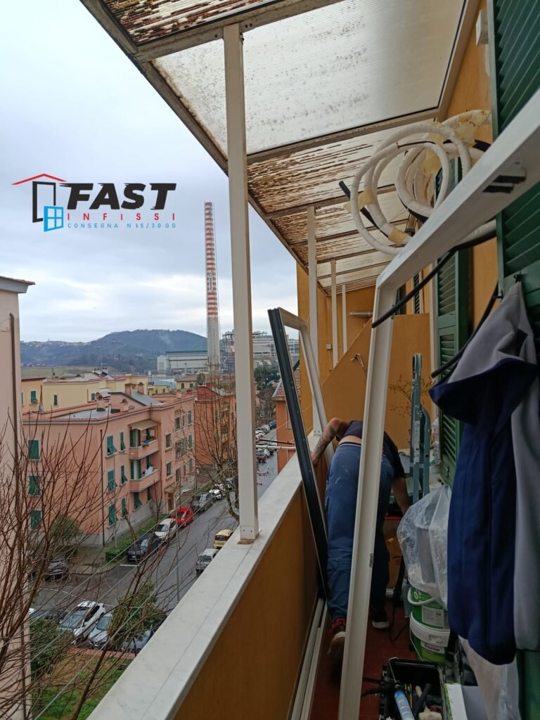 Fornitura e installazione infissi in PVC doppio vetro riflessivo per chiusura terrazzo a La Spezia