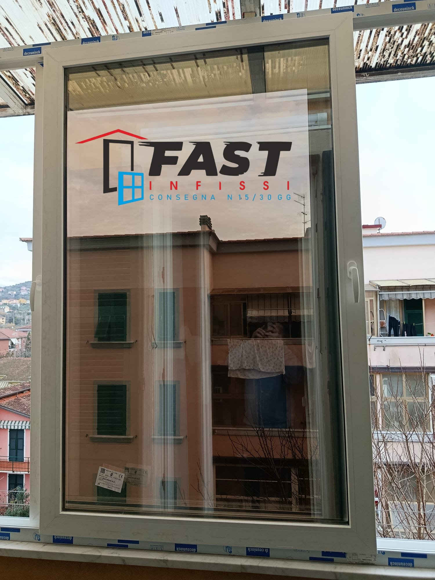 Fornitura e installazione infissi in PVC doppio vetro riflessivo per chiusura terrazzo a La Spezia