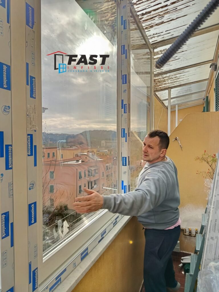 Fornitura e installazione infissi in PVC doppio vetro riflessivo per chiusura terrazzo a La Spezia