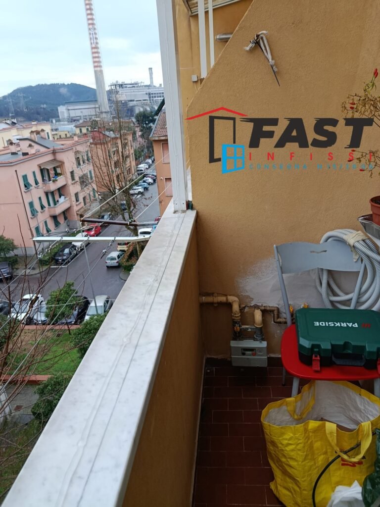 Fornitura e installazione infissi in PVC doppio vetro riflessivo per chiusura terrazzo a La Spezia