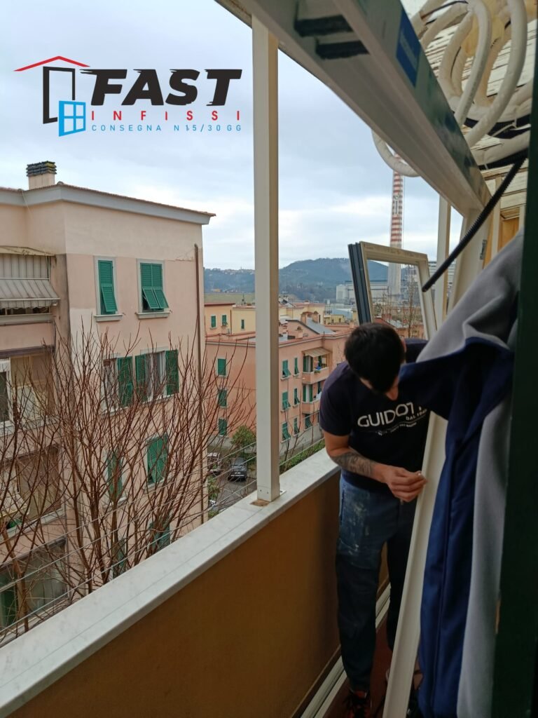 Fornitura e installazione infissi in PVC doppio vetro riflessivo per chiusura terrazzo a La Spezia