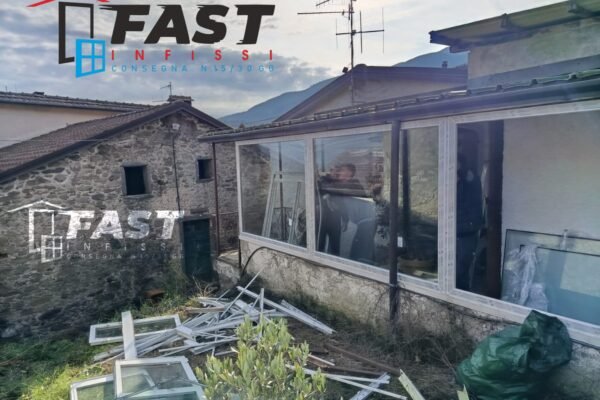 Infissi in PVC triplo vetro antisfondamento a Pontremoli – Fornitura e posa in opera