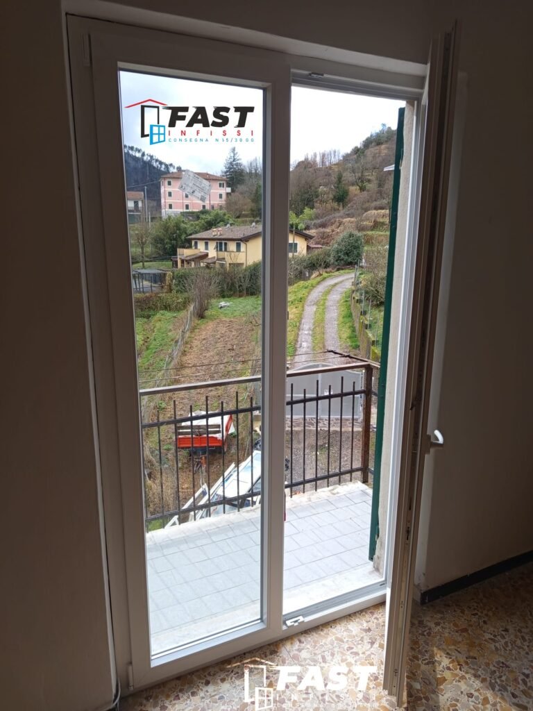 Fornitura e posa in opera di nuova porta finestra in PVC doppio vetro 24 mm a La Spezia