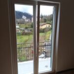 Fornitura e posa in opera di nuova porta finestra in PVC doppio vetro 24 mm a La Spezia