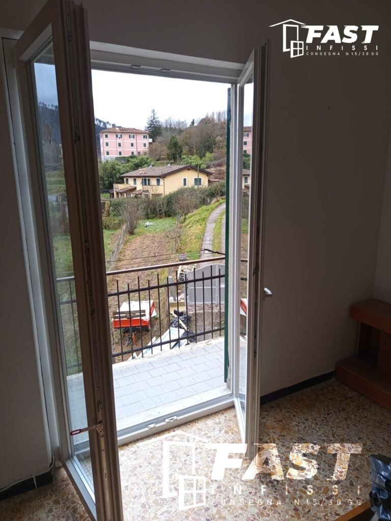 Fornitura e posa in opera di nuova porta finestra in PVC doppio vetro 24 mm a La Spezia