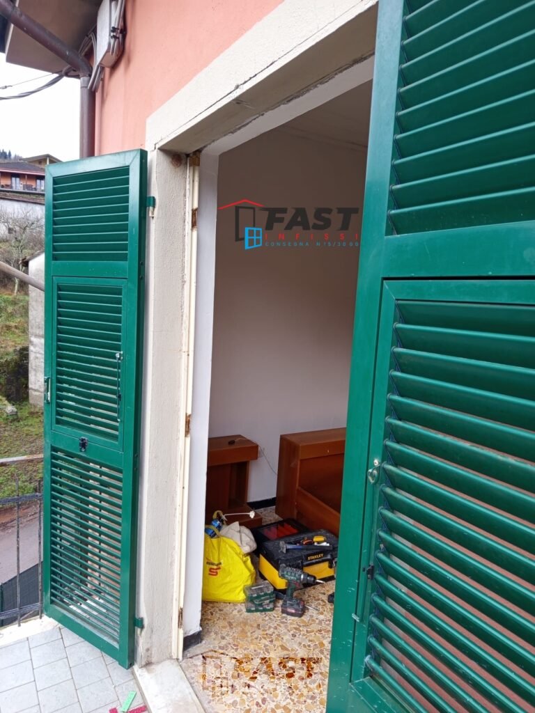 Fornitura e posa in opera di nuova porta finestra in PVC doppio vetro 24 mm a La Spezia