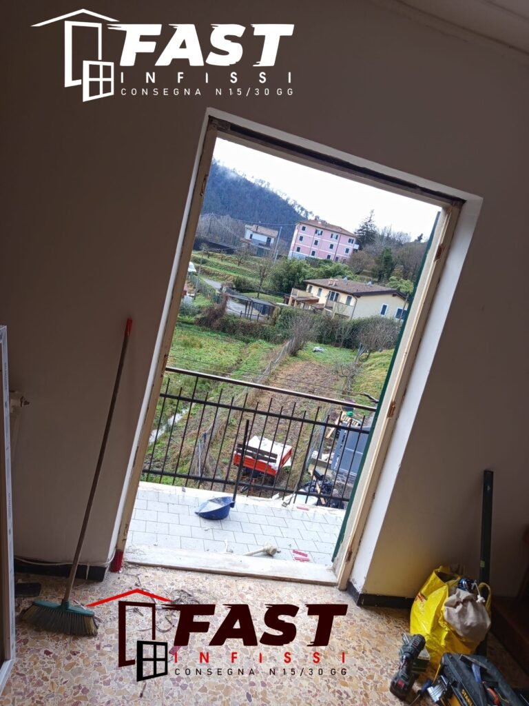 Fornitura e posa in opera di nuova porta finestra in PVC doppio vetro 24 mm a La Spezia