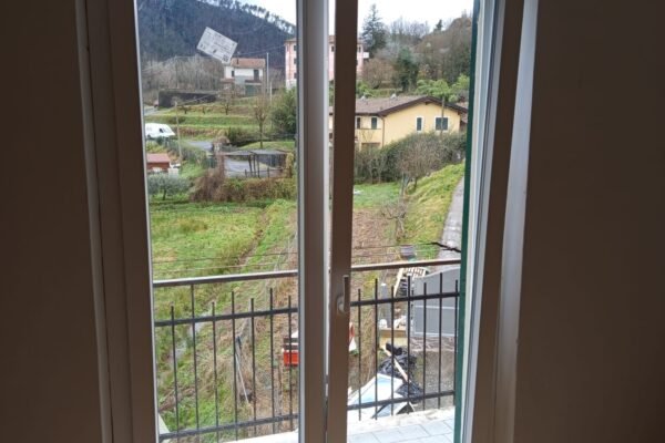 Fornitura e posa in opera di nuova porta finestra in PVC doppio vetro 24 mm a La Spezia