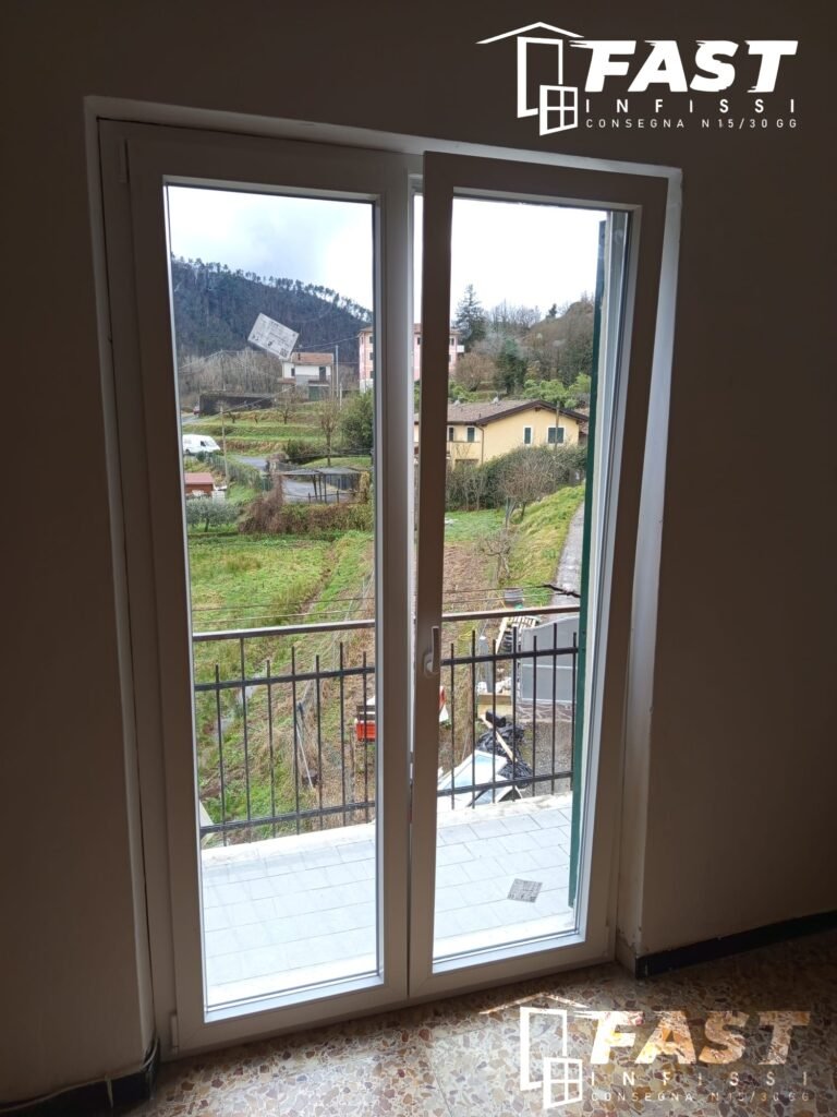 Fornitura e posa in opera di nuova porta finestra in PVC doppio vetro 24 mm a La Spezia