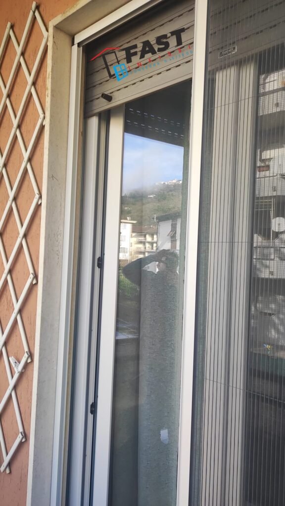 Fornitura e posa in opera di nuove zanzariere plissé a La Spezia