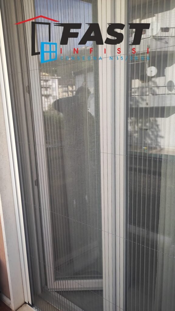 Fornitura e posa in opera di nuove zanzariere plissé a La Spezia