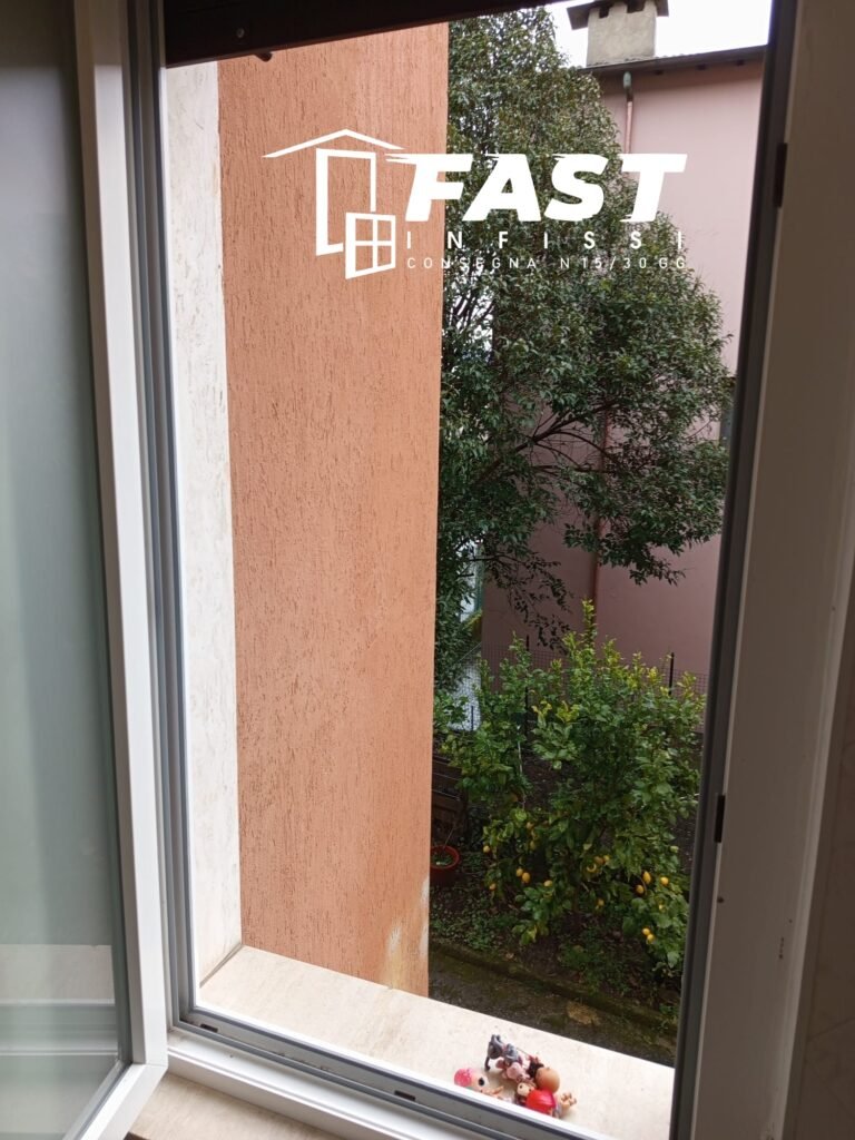 Fornitura e posa in opera di nuove zanzariere plissé a La Spezia