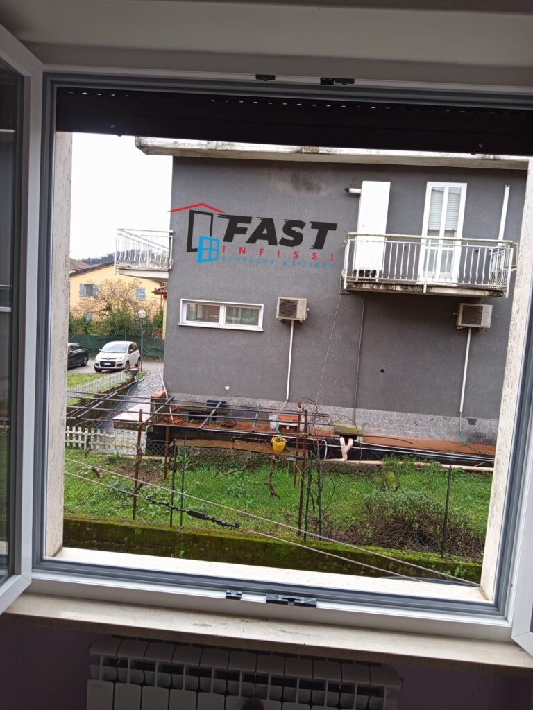 Fornitura e posa in opera di nuove zanzariere plissé a La Spezia