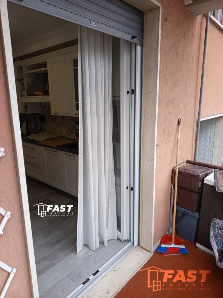 Fornitura e posa in opera di nuove zanzariere plissé a La Spezia